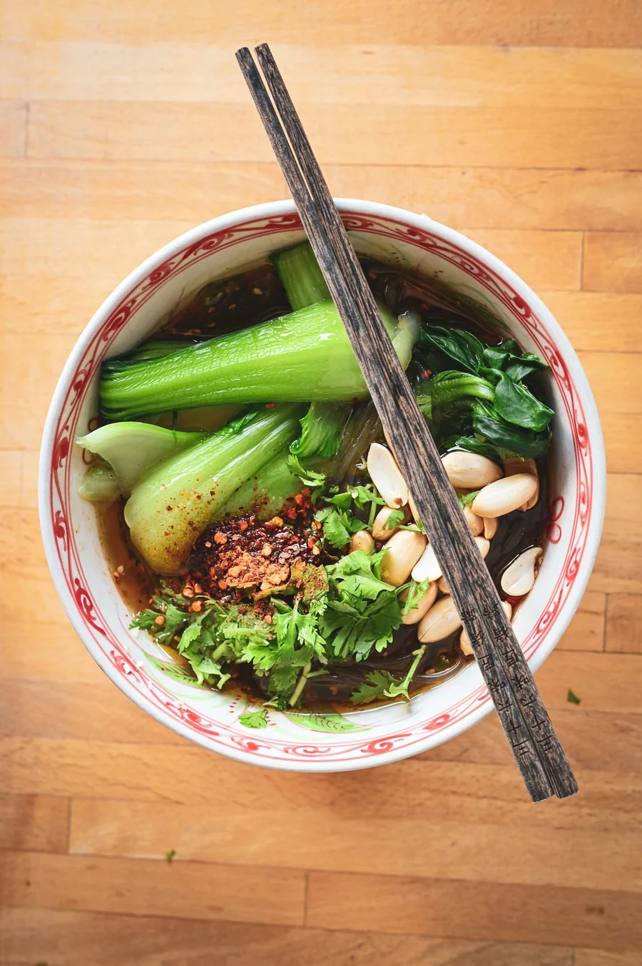 青菜、花生与香料点缀的一碗热汤面